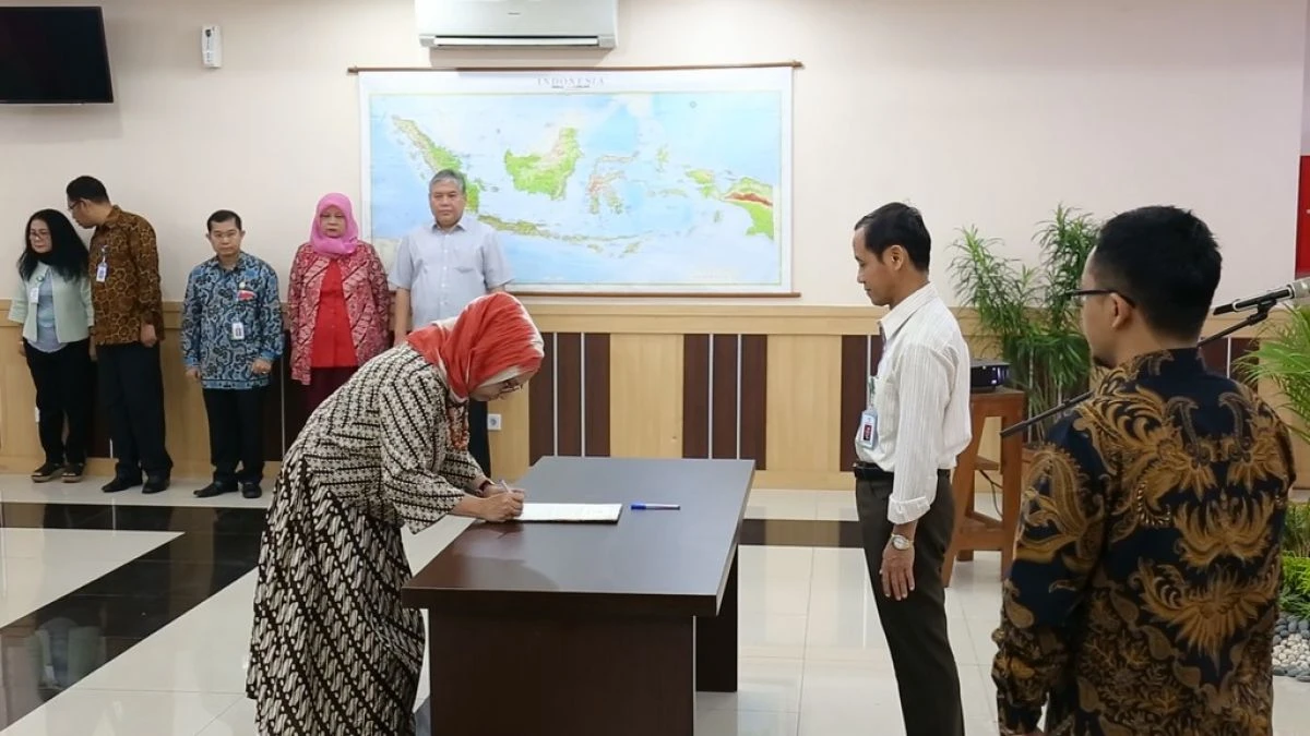 Penandatanganan dan Pembacaan Pakta Integritas dr. Cut Putri Arianie, MHKes Direktur P2PTM  