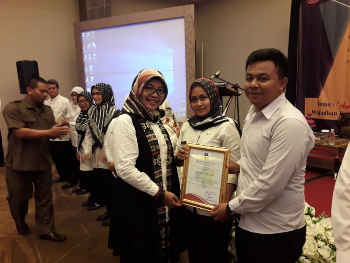 Pemberian Penghargaan Oleh ka. Bidang P2P dr. Hj. Janna M Yajariawati, MKM