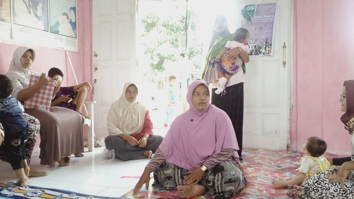 Melakukan kegiatan posbidu barengan dengan posyandu di desa tuwi kareng.kec panga.kab aceh jaya