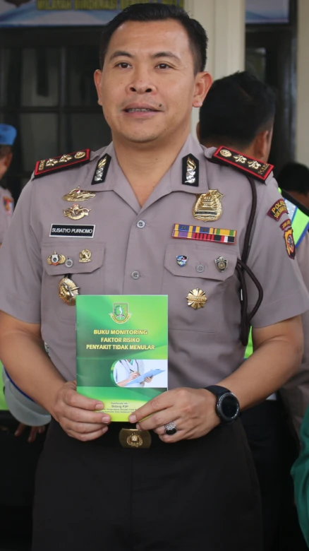 Pak Polisi di Polres Sukabumi Kini Memiliki Buku Monitoring  Faktor Risiko  PTM Agar Lebih sehat Lebih Produktif