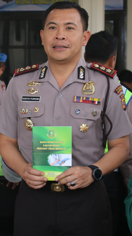 Pak Polisi di Polres Sukabumi Kini Memiliki Buku Monitoring  Faktor Risiko  PTM Agar Lebih sehat Lebih Produktif'
